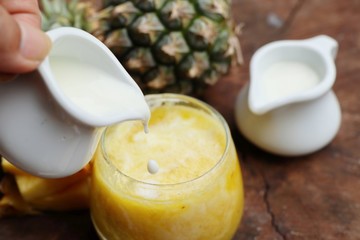 pineapple smoothies with yogurt