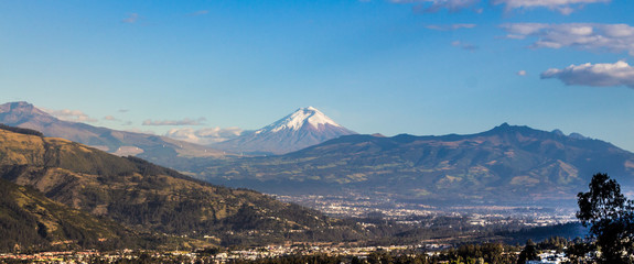 Cotopaxi volcan Ecuador, vista desde Quito  