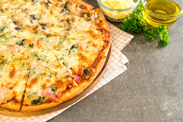  spinach and mushroom pizza