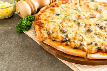  spinach and mushroom pizza