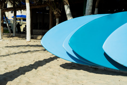 Las tablas de surf están en la arena de Playa del Carmen.
