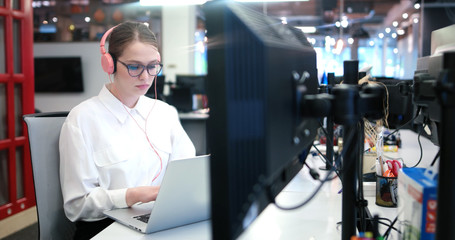 Fototapeta premium businesswoman using a laptop in startup office