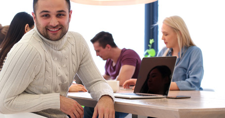 Obraz premium Startup Business Team At A Meeting at modern office building