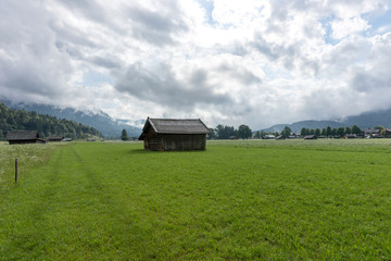 Fototapeta na wymiar Heuhütte in den bayerischen Alpen
