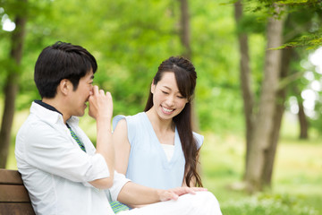 ベンチに座る夫婦