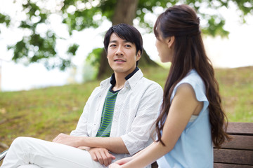Obraz premium ベンチに座る夫婦
