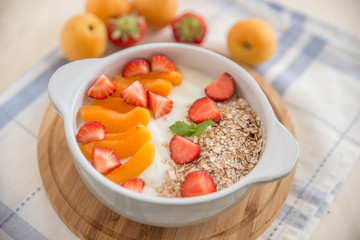 Joghurt mit Müsli und Beeren 