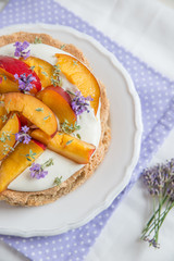 Sommerliche Torte mit Nektarinen und Lavendel 