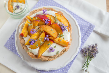 Sommerliche Torte mit Nektarinen und Lavendel 