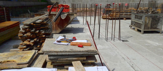 Cantiere edile: cemento, ferro e legno