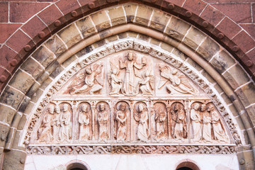 Collonges la rouge, tympan du portail de l'église saint Pierre, Corrèze, Nouvelle Aquitaine