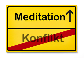 Wegweiser mit Konflikt und Mediation