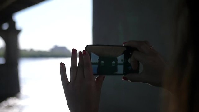 Make a beautiful photodod port on the phone on the river. SLOW MOTION. HD, 1920x1080.