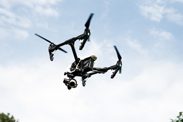 fliegende Drohne vor blauem Himmel