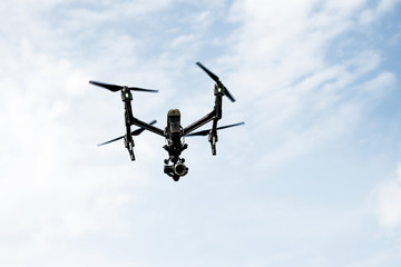 Drohne am Himmel © bevisphoto