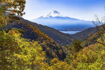 富士山と紅葉、山梨県御坂峠にて