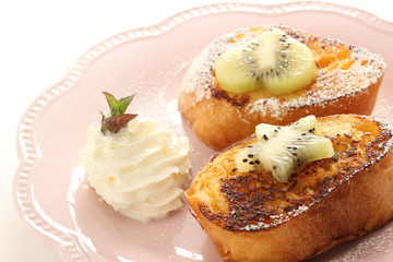 Kiwi fruit on french toast