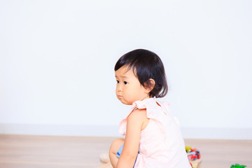 屋内で遊ぶかわいい子供