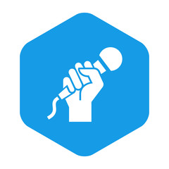 Icono plano mano con microfono en hexagono azul