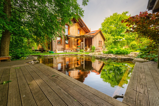 Traumhaftes Holzhaus mit nat&uuml;rlich gestalteten Garten