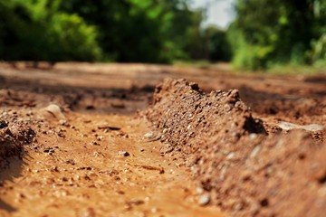 The muddy road has been trampled by road wheels, road trips during the rainy season.