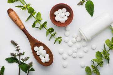 Obraz na płótnie Canvas Organic medical pills with herbal plant