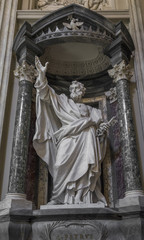 Fototapeta na wymiar Sculpture of the Apostle San Pietro (St. Peter) in the Basilica