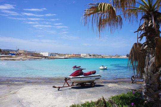 Jet ski sur une plage paradisiaque