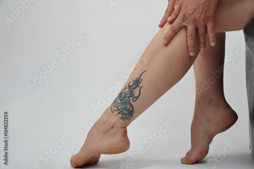 &quot;Frauenbeine Füße Heels tattoo eincremen&quot; Stockfotos und lizenzfreie