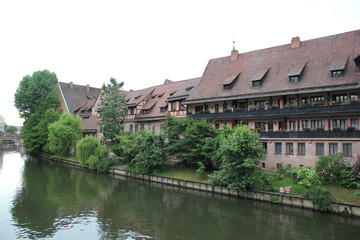 Fototapeta na wymiar Historische Meile Nürnberg: Fachwerkhäuser am Ufer der Pegnitz