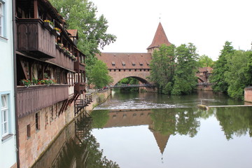 Fototapeta premium Der berühmte Kettensteg über die Pegnitz in Nürnberg