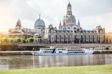 Blick auf das Flussufer mit Universitätsgebäude und Kirchenkuppel in der Stadt Dresden, Deutschland © rh2010