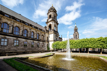 Obraz premium Vew on the Court of Appeal building with fountain on the Bruhl terrace in Dresden city, Germany