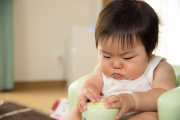 一人座りする赤ちゃん