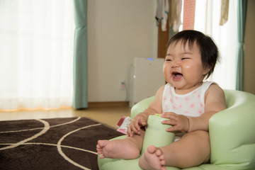 一人座りする赤ちゃん