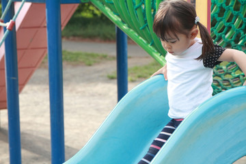 Fototapeta na wymiar 綱渡りで遊ぶ幼児(2歳児)