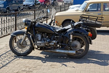 ретро мотоцикл чёрного цвета с коляской на стоянке