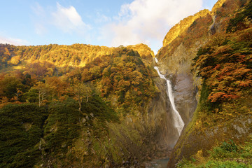 称名滝と紅葉 Shomyo Falls
