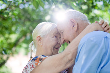 Liebe im Alter zwischen alten Menschen oder Senioren