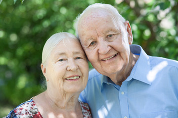 Portrait von lächelnden Senioren Paar