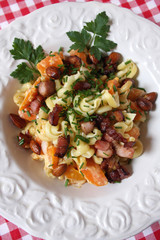 Pasta mit Karotten, Speck und Mandeln