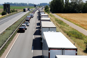 Verkehrsstau mit Rettungsgasse