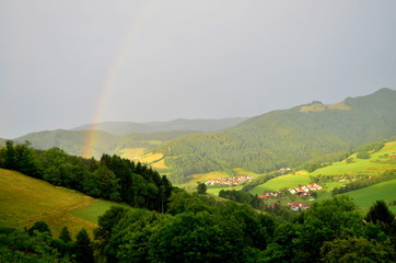 Regenborgen über dem Schwarzwald 