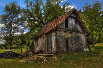 Fototapeta na wymiar Old wooden cottage