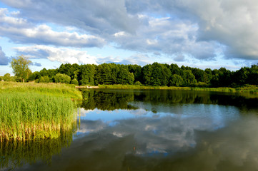 Obraz na płótnie Canvas Утро на озере в июле