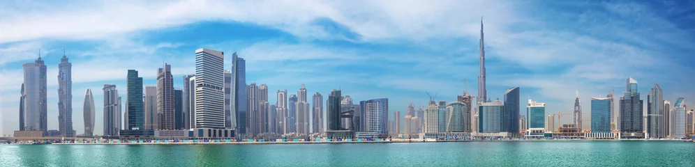 Foto op Plexiglas DUBAI, Verenigde Arabische Emiraten - 29 maart 2017: Het panorama met het nieuwe kanaal en de wolkenkrabbers van Downtown. © Renáta Sedmáková