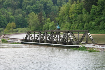 Fototapeta na wymiar Eisenbahnbrücke im Hochwasser