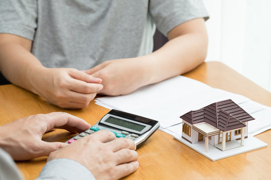 Calculating mortgage rates per monthly for home loans from banks and bank staff as well as the person who presses the calculator and issues a payment schedule