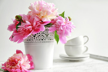 Obraz na płótnie Canvas Vase with beautiful peony flowers on table