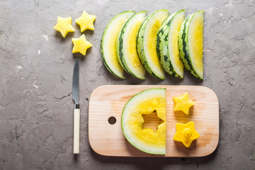 арбуз, желтый арбуз на доске, кулинария, декор, украшение из фруктов, желтый, сезонный фрукт